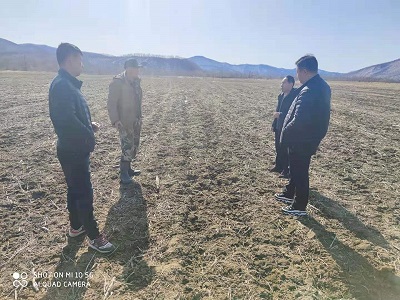 珲春市农机总站对2020年农机深松整地项目进行实地检查